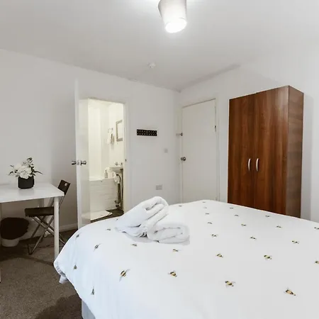 Whitechapel En-suite Beds To *