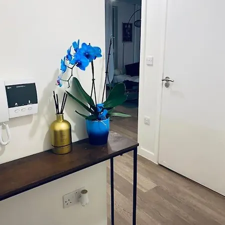 Stunning 1 Bed Luxury Apartment *