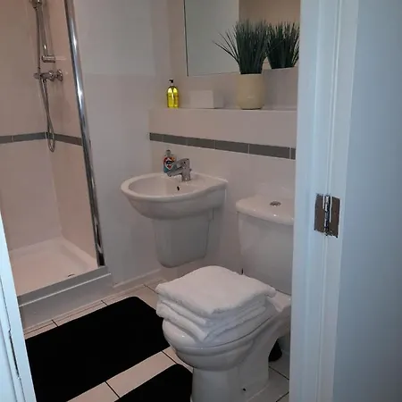 Docklands 2 Bedroom 2 Bath Apartment London