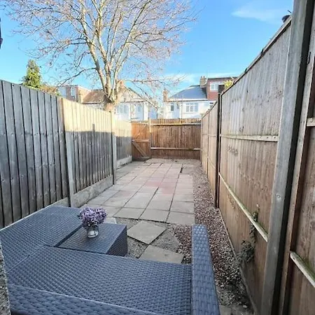 Апартаменты Spacious Flat With Patio Garden
