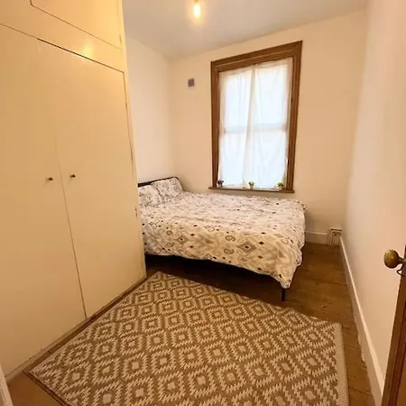 Апартаменты Spacious Flat With Patio Garden *
