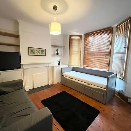Апартаменты Spacious Flat With Patio Garden
