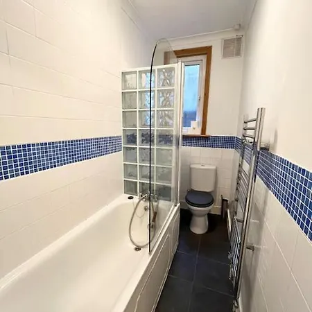 Апартаменты Spacious Flat With Patio Garden *