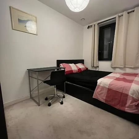 Cape House London: Spacious 4-bedroom Retreat With Garden *
