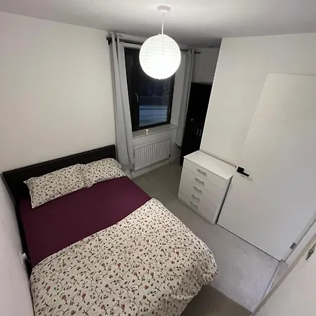 Cape House London: Spacious 4-bedroom Retreat With Garden Holiday home *