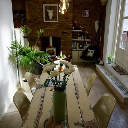 Beautiful Canalside 1-bedroom Flat With Terrace