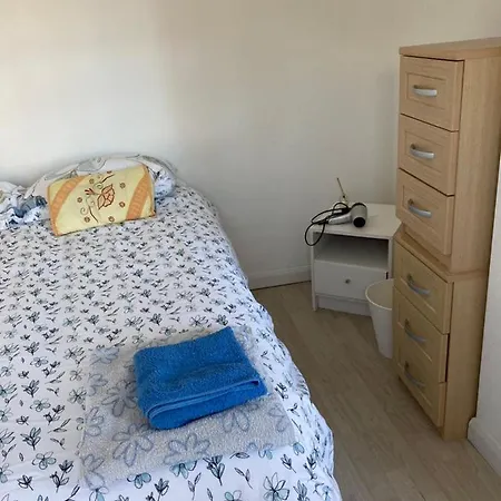 Redecorated Double With Shared Bathroom And Kitchen Guest house