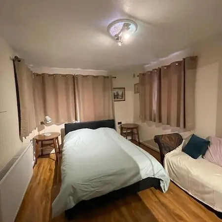 Spacious Bungalow In London, Near Central London, The Excel Centre And The O2, Ideal For Families London