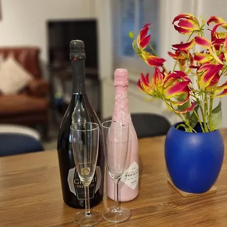 Apartment Inviting You To Your From 10 Minutes From Stratford Westfield London
