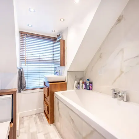 Stylish, Modern, Kensington Apartment *