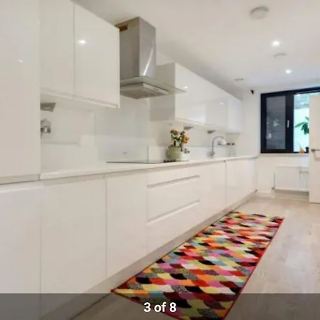 Cape House London: Spacious 4-bedroom Retreat With Garden Holiday home London
