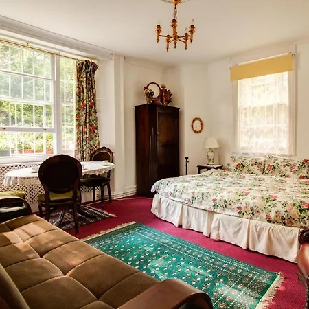 Dawson Place, Juliette's 3*