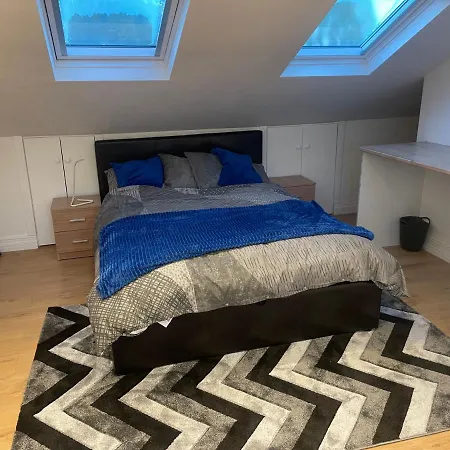 Beautiful Loft With En-suit In A Family House, * Londra