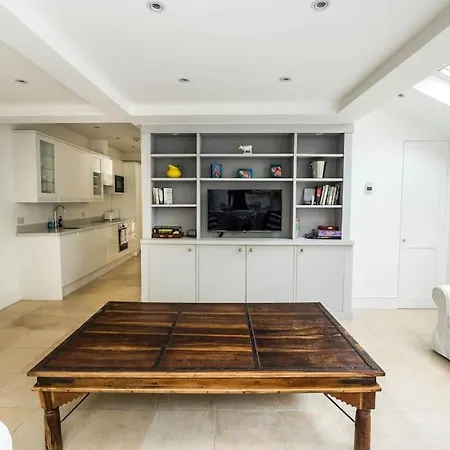 Apartamento Spacious 2-bed Flat, Private Patio & Close To Park Londres
