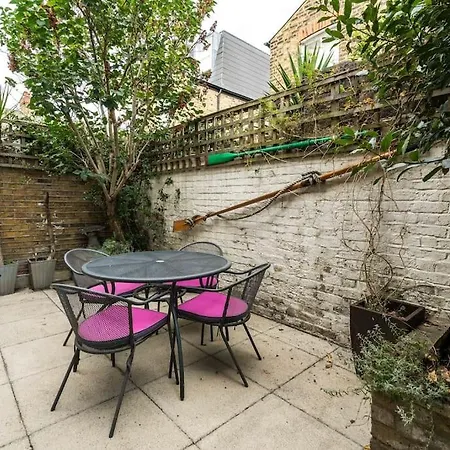 Spacious 2-bed Flat, Private Patio & Close To Park