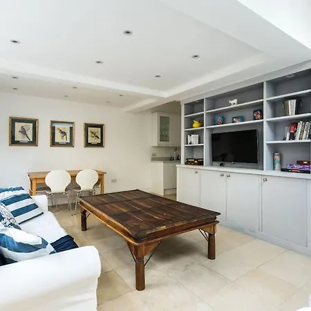 Spacious 2-bed Flat, Private Patio & Close To Park