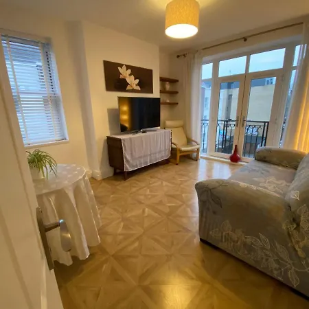 Spacious 1 Bedroom Flat In Apartment