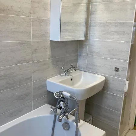 Spacious 1 Bedroom Flat In * London