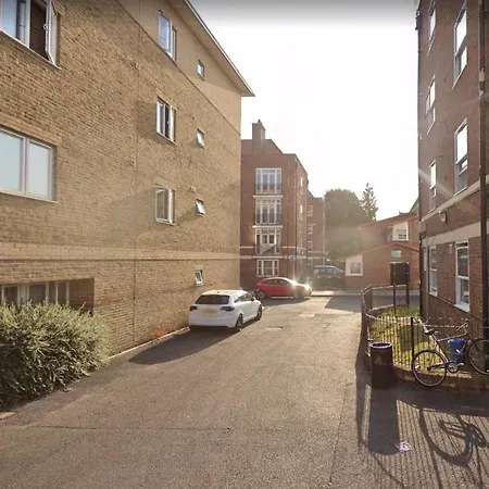 Spacious 1 Bedroom Flat In Apartment London