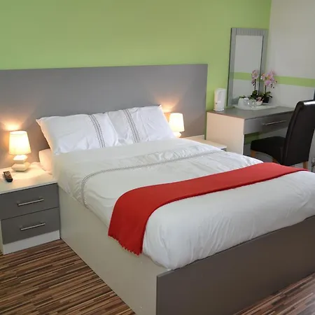 Bed & Breakfast Heathrow Travellers Hub 3*