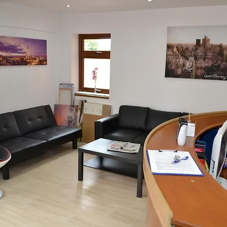فندق مبيت وإفطار Heathrow Travellers Hub 3*