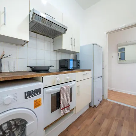Spacious Cricklewood Sleeps 4
