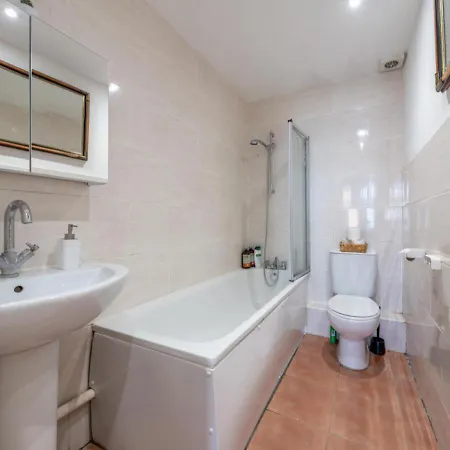 Spacious Cricklewood Sleeps 4 *