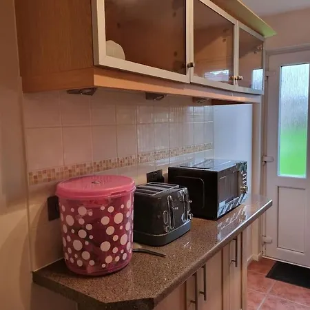 Apartment Lovely Double Near Hospital, Uni And Airport *