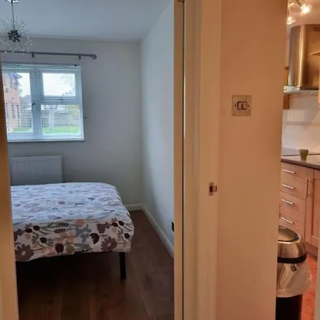 Lovely Double Near Hospital, Uni And Airport Apartment