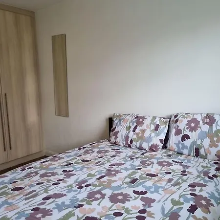 Apartment Lovely Double Near Hospital, Uni And Airport