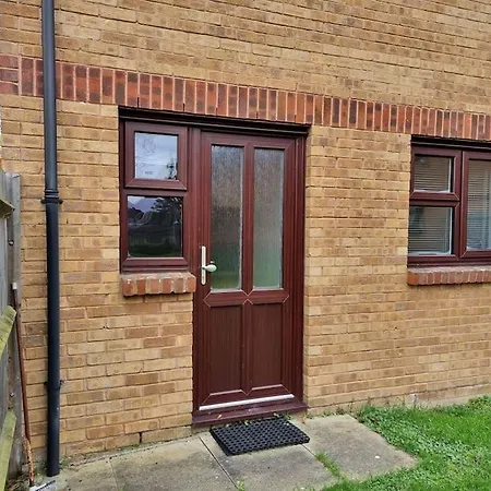 Lovely Double Near Hospital, Uni And Airport Apartment *