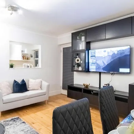 Chic Two Bed Garden Flat Apartment *