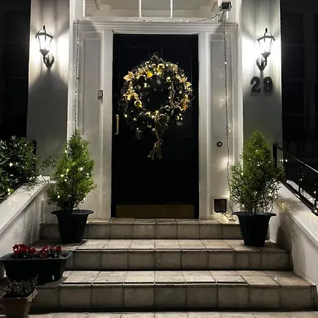 Dawson Place, Juliette's 3*