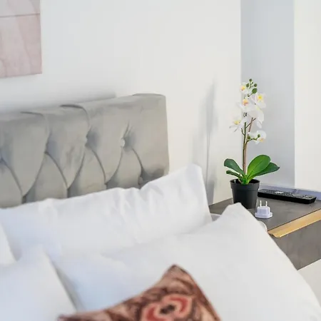 Lux 2 Bedrooms - 2 Bathrooms - F7 *