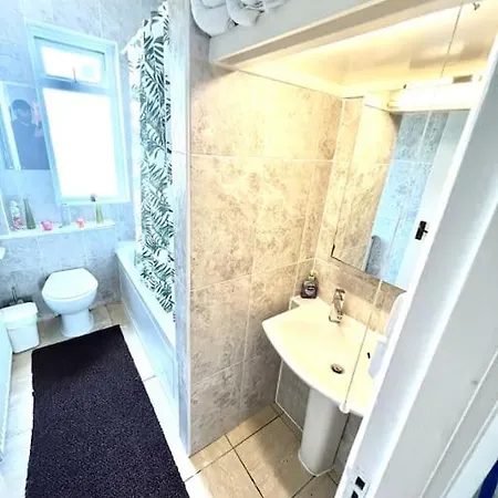 Spacious 3 Bed Flat Close To Central Apartment