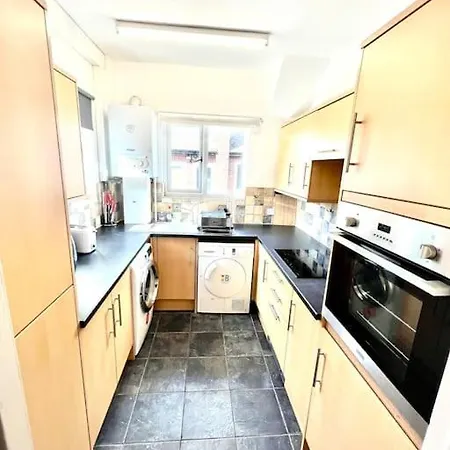 Spacious 3 Bed Flat Close To Central