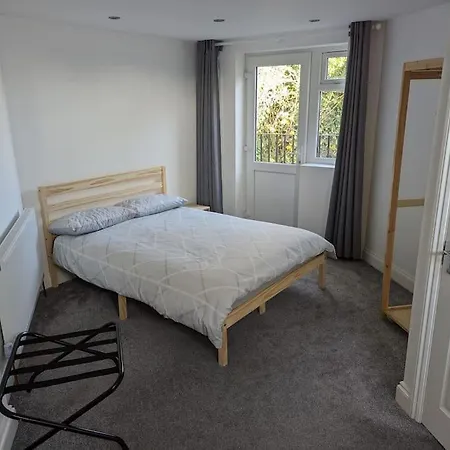 Apartment Flat With Great Transport Links