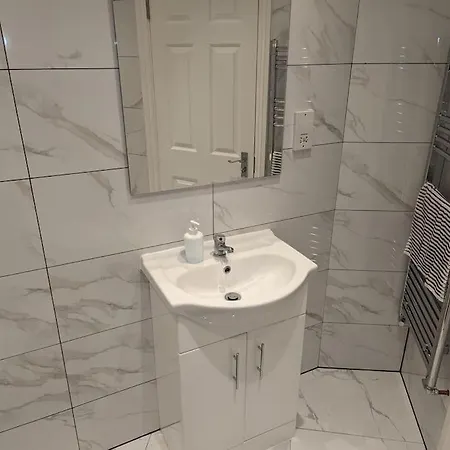 Apartment Flat With Great Transport Links *