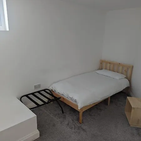 Apartment Flat With Great Transport Links *