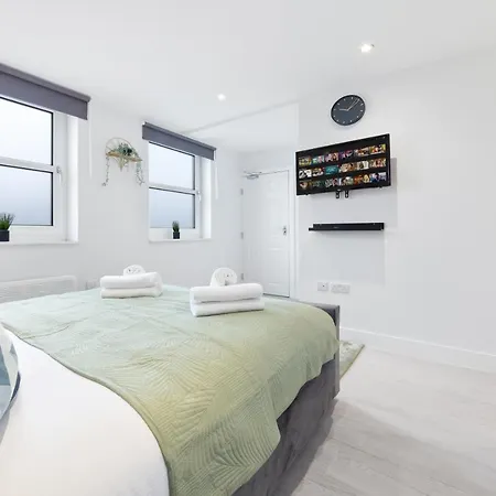 Crystal Palace Suites * London