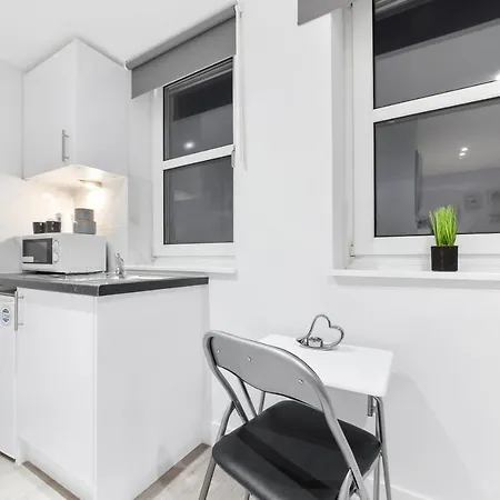 Gasthuis Crystal Palace Suites *