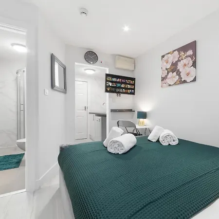 Crystal Palace Suites Gasthof *