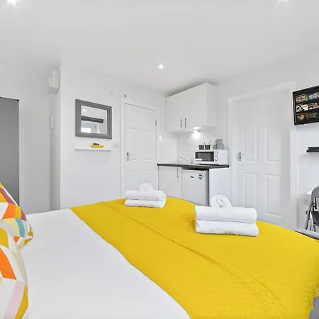 Crystal Palace Suites Pensión