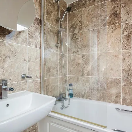 Entire Lovely Family With Parking, Wifi, Netflix, Self Check-in Apartment