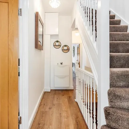 Entire Lovely Family With Parking, Wifi, Netflix, Self Check-in Apartment *