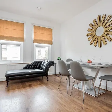 Apartment Entire Lovely Family With Parking, Wifi, Netflix, Self Check-in