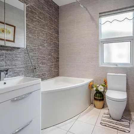 Entire Lovely Family With Parking, Wifi, Netflix, Self Check-in * London