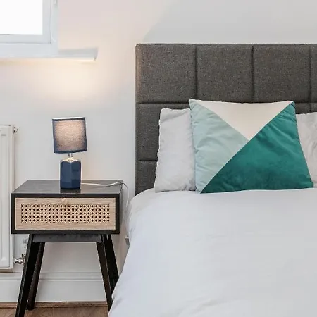 Apartment Entire Lovely Family With Parking, Wifi, Netflix, Self Check-in *