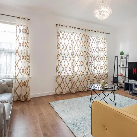 Entire Lovely Family With Parking, Wifi, Netflix, Self Check-in London
