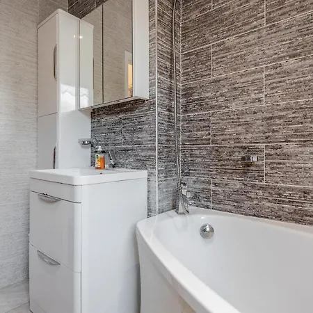 Entire Lovely Family With Parking, Wifi, Netflix, Self Check-in Apartment *